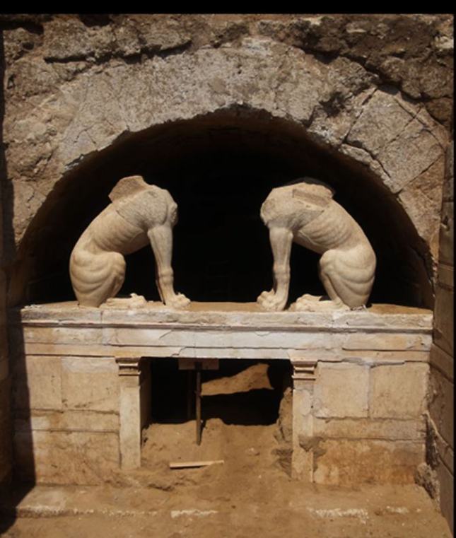 Sfinksy strzegące wejścia do odkrytego w Amfipolis grobowca